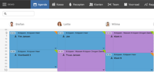 vrouwen en mannen kleuren in salonhub agenda